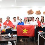 Đoàn Thanh niên VRG tặng Cờ Tổ quốc và sách “Kể chuyện hòa bình”