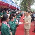 Tỉnh trưởng tỉnh Kampong Thom, Campuchia thăm và tặng quà công nhân cao su