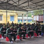 Sinh viên hệ cao đẳng Trường Cao đẳng Miền Đông tham gia học giáo dục quốc phòng – an ninh tại Quân ...